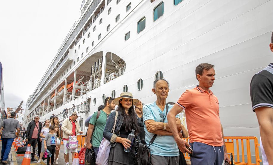 Com 2,4 mil pessoas a bordo, navio MSC Lirica desembarca em Paranaguá