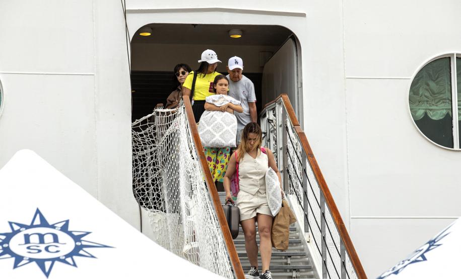 Com 2,4 mil pessoas a bordo, navio MSC Lirica desembarca em Paranaguá