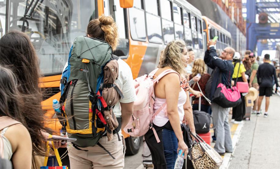 Com 2,4 mil pessoas a bordo, navio MSC Lirica desembarca em Paranaguá