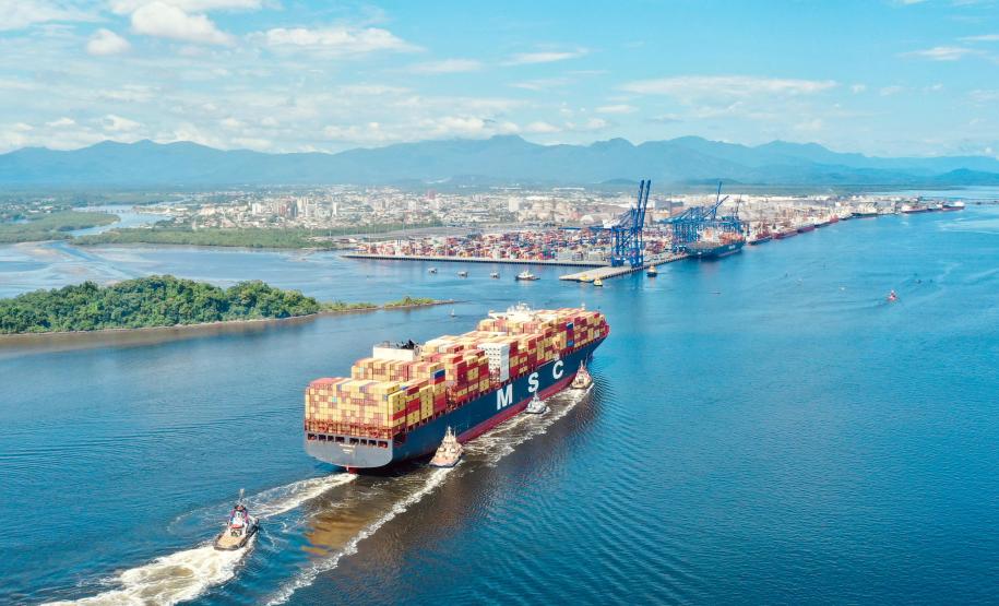 Porto de Paranaguá recebe maior navio porta-contêineres em comprimento