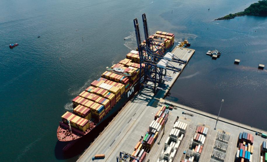 Porto de Paranaguá recebe maior navio porta-contêineres em comprimento