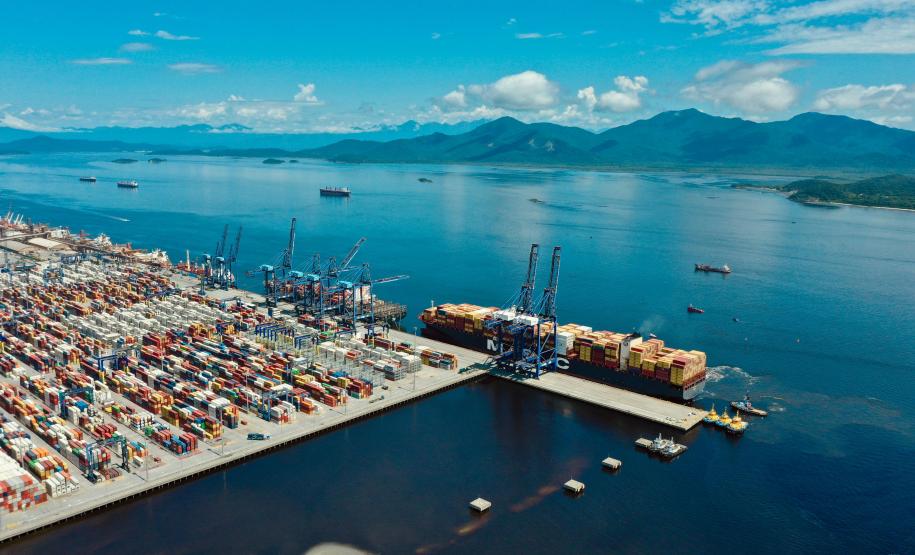 Porto de Paranaguá recebe maior navio porta-contêineres em comprimento