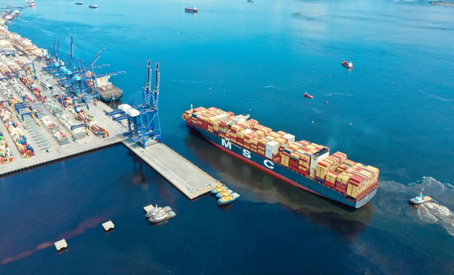Porto de Paranaguá recebe maior navio porta-contêineres em comprimento