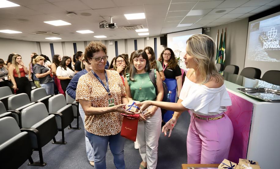 Colaboradoras da Portos do Paraná participam de evento sobre o sagrado da mulher
