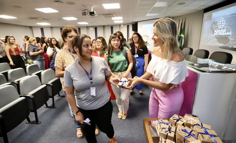 Colaboradoras da Portos do Paraná participam de evento sobre o sagrado da mulher