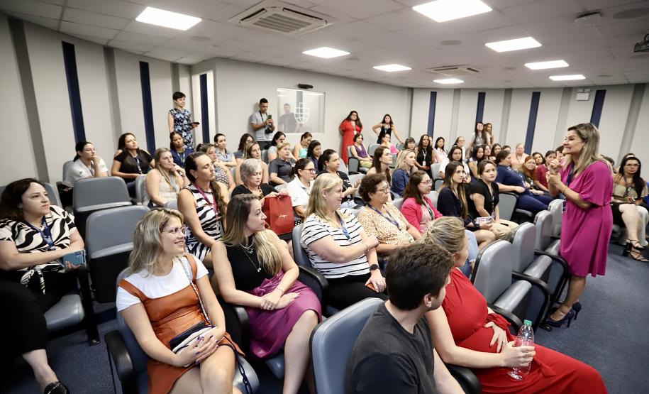 Colaboradoras da Portos do Paraná participam de evento sobre o sagrado da mulher