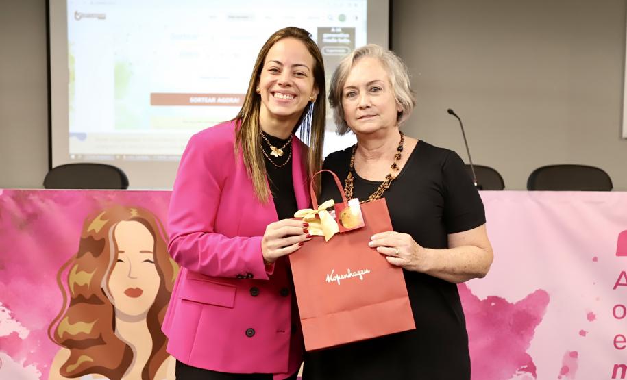 Colaboradoras da Portos do Paraná participam de evento sobre o sagrado da mulher