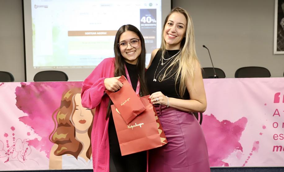 Colaboradoras da Portos do Paraná participam de evento sobre o sagrado da mulher