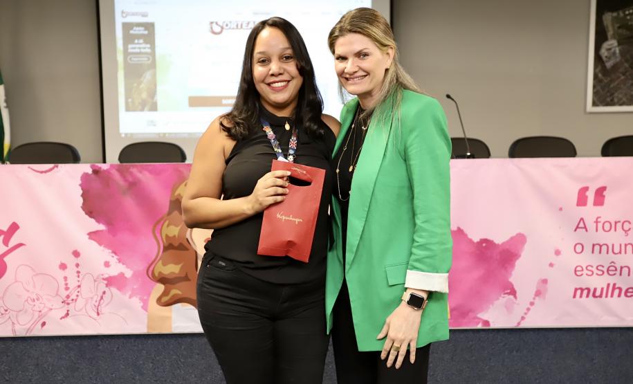 Colaboradoras da Portos do Paraná participam de evento sobre o sagrado da mulher