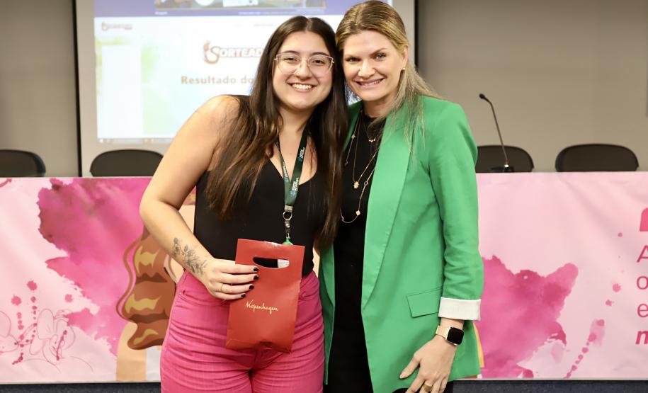 Colaboradoras da Portos do Paraná participam de evento sobre o sagrado da mulher