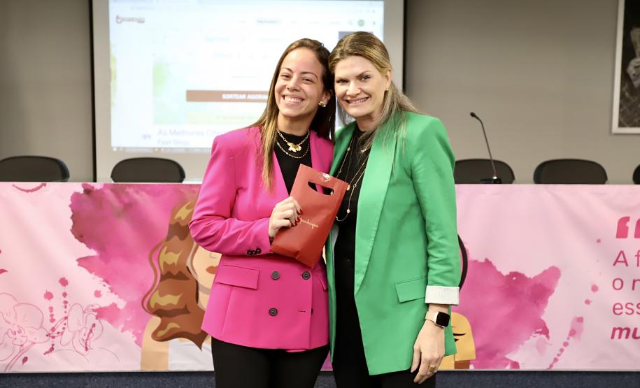 Colaboradoras da Portos do Paraná participam de evento sobre o sagrado da mulher