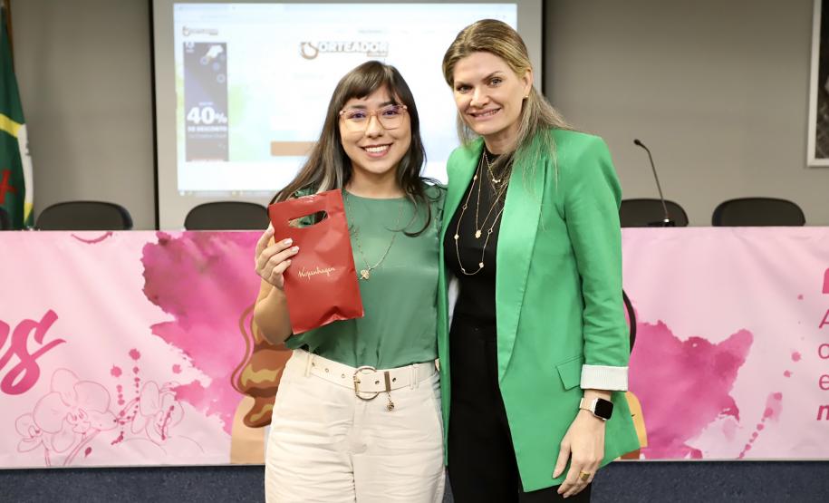 Colaboradoras da Portos do Paraná participam de evento sobre o sagrado da mulher