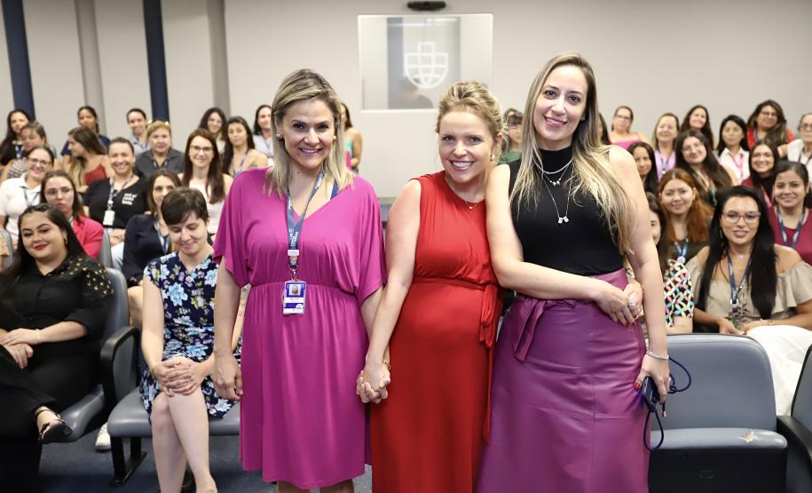 Colaboradoras da Portos do Paraná participam de evento sobre o sagrado da mulher