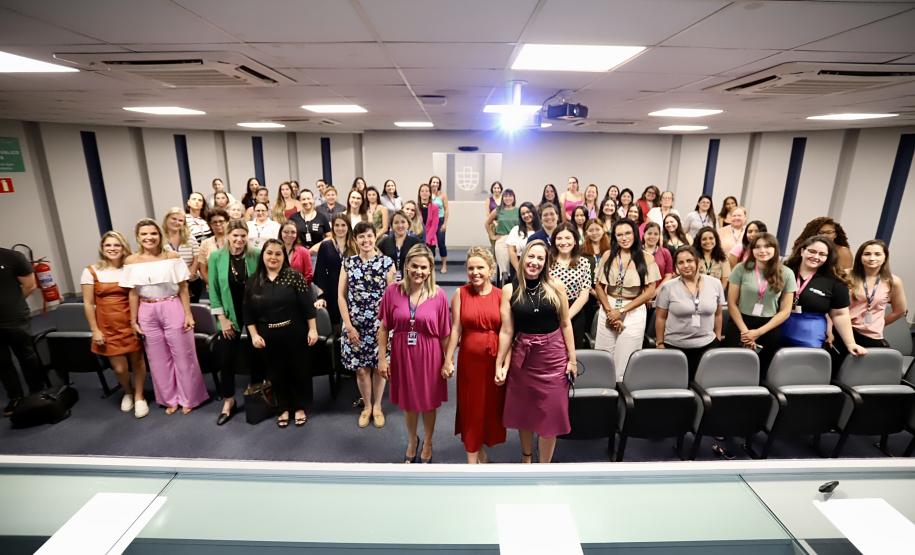 Colaboradoras da Portos do Paraná participam de evento sobre o sagrado da mulher