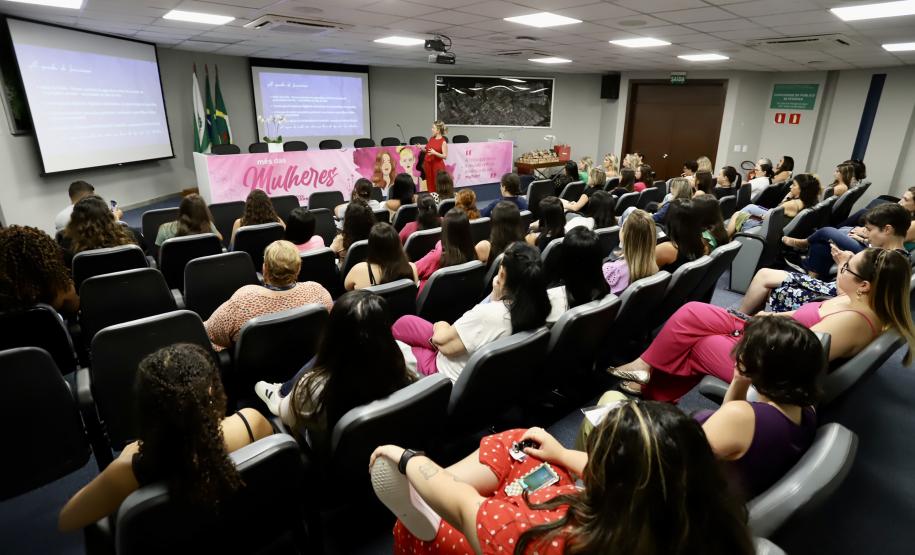 Colaboradoras da Portos do Paraná participam de evento sobre o sagrado da mulher