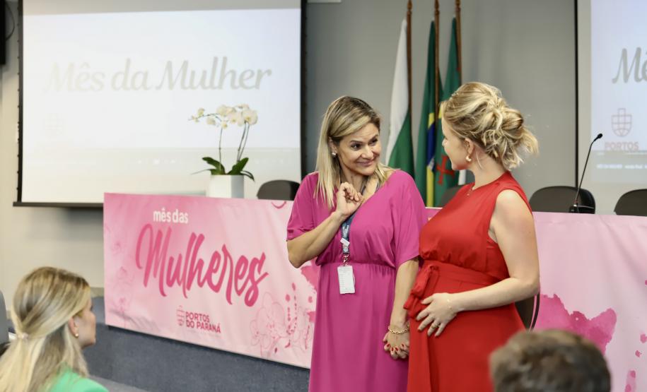 Colaboradoras da Portos do Paraná participam de evento sobre o sagrado da mulher