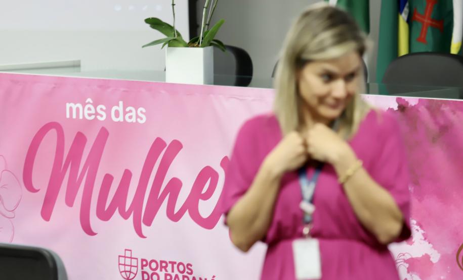 Colaboradoras da Portos do Paraná participam de evento sobre o sagrado da mulher