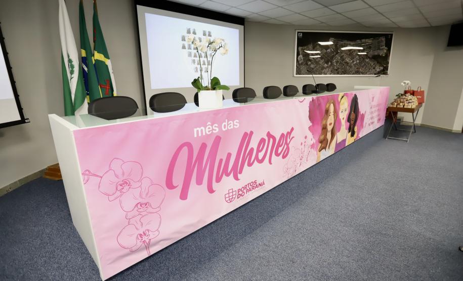 Colaboradoras da Portos do Paraná participam de evento sobre o sagrado da mulher