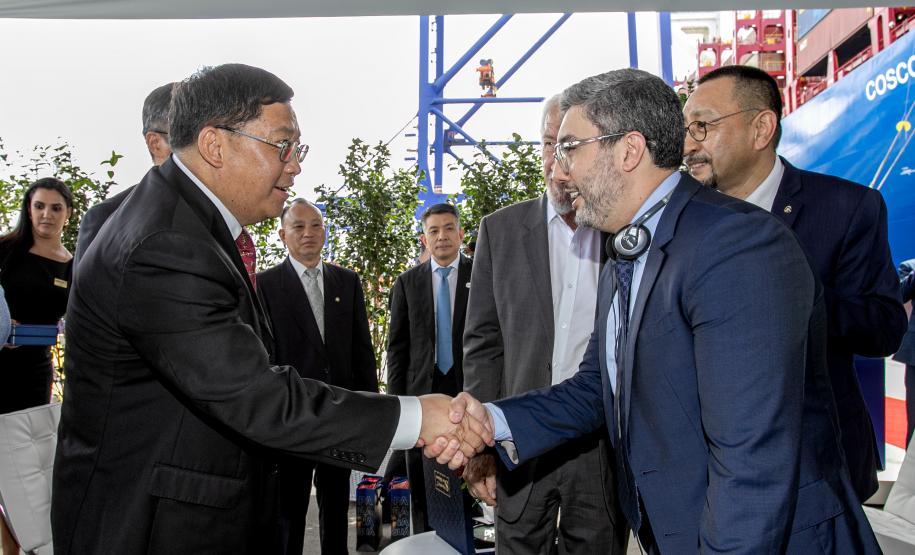 Com atracação de porta-contêiner chinês, Paranaguá estreia nova rota marítima