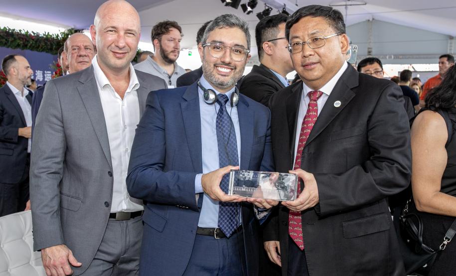 Com atracação de porta-contêiner chinês, Paranaguá estreia nova rota marítima