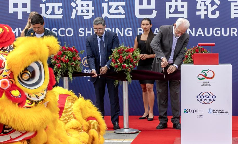 Com atracação de porta-contêiner chinês, Paranaguá estreia nova rota marítima
