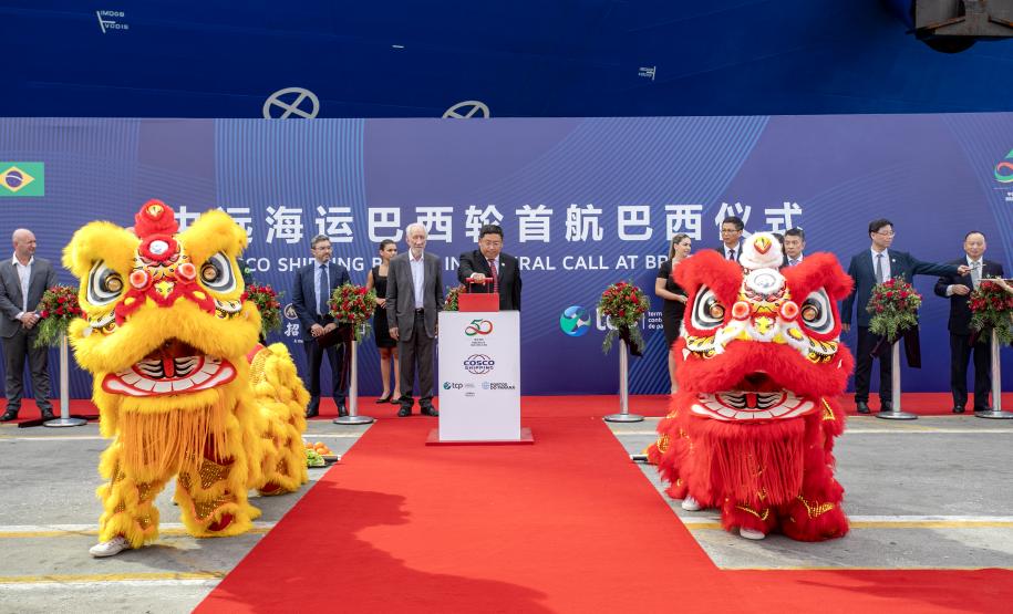 Com atracação de porta-contêiner chinês, Paranaguá estreia nova rota marítima