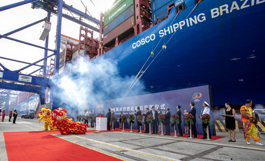 Com atracação de porta-contêiner chinês, Paranaguá estreia nova rota marítima