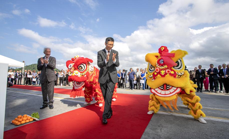 Com atracação de porta-contêiner chinês, Paranaguá estreia nova rota marítima