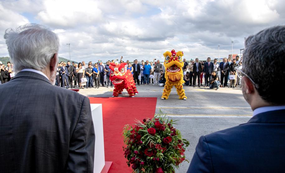 Com atracação de porta-contêiner chinês, Paranaguá estreia nova rota marítima