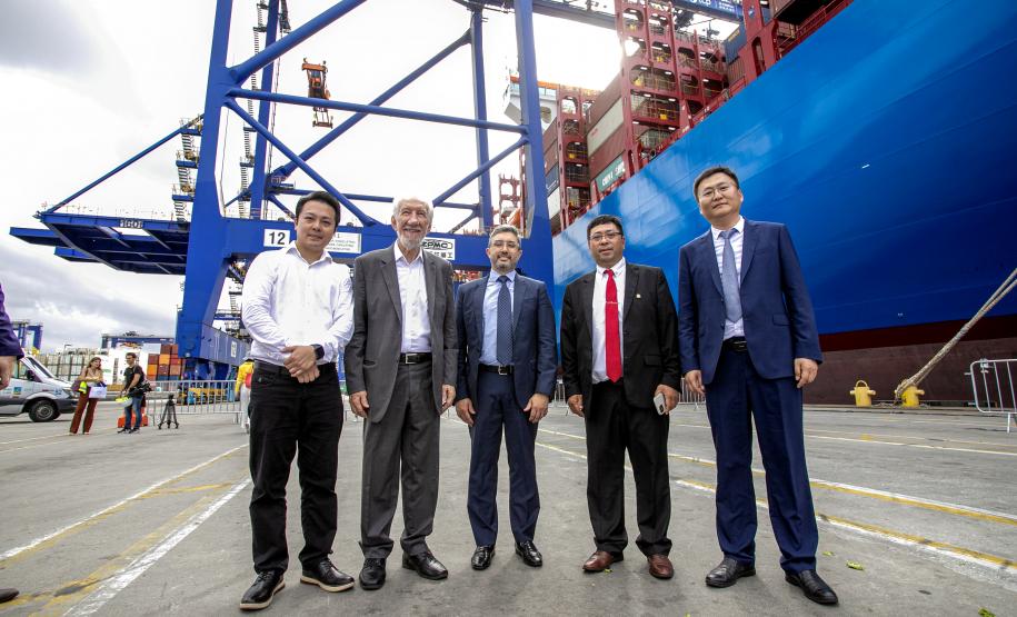 Com atracação de porta-contêiner chinês, Paranaguá estreia nova rota marítima