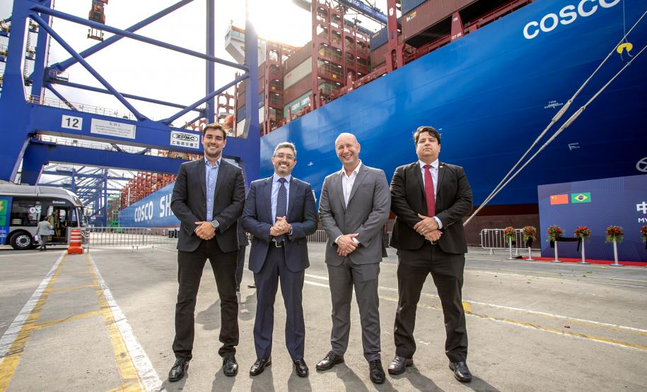 Com atracação de porta-contêiner chinês, Paranaguá estreia nova rota marítima