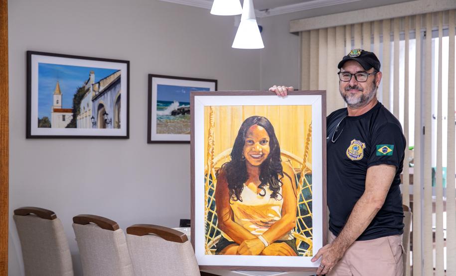 Guarda portuário vai expor ‘Monalisa parnanguara’ no Louvre