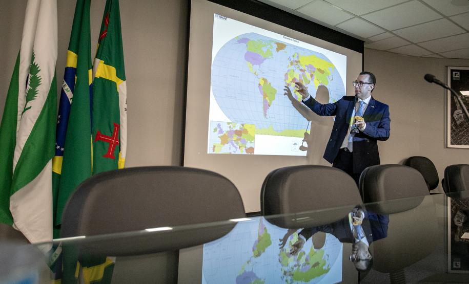 Portos do Paraná promove palestra com diplomata do Ministério das Relações Exteriores