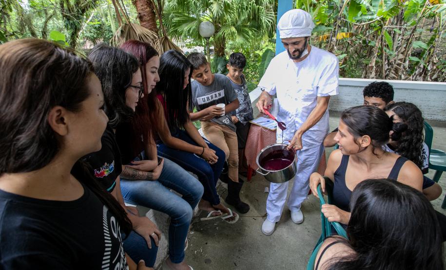 Portos do Paraná oferece oficina gratuita para coleta e despolpa de açaí juçara