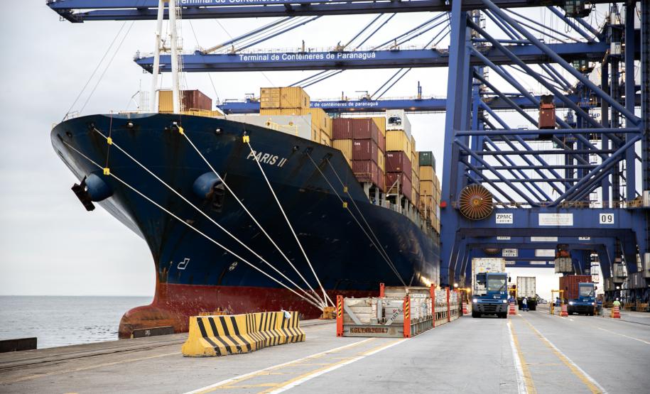 Navio muda de nome e de tripulação após atracar no Porto de Paranaguá