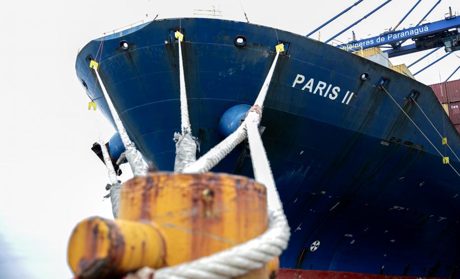 Navio muda de nome e de tripulação após atracar no Porto de Paranaguá