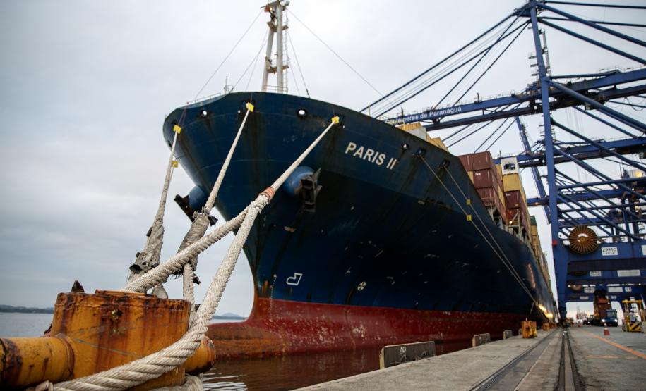 Navio muda de nome e de tripulação após atracar no Porto de Paranaguá