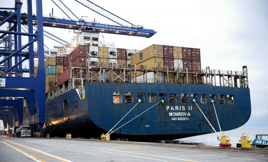 Navio muda de nome e de tripulação após atracar no Porto de Paranaguá