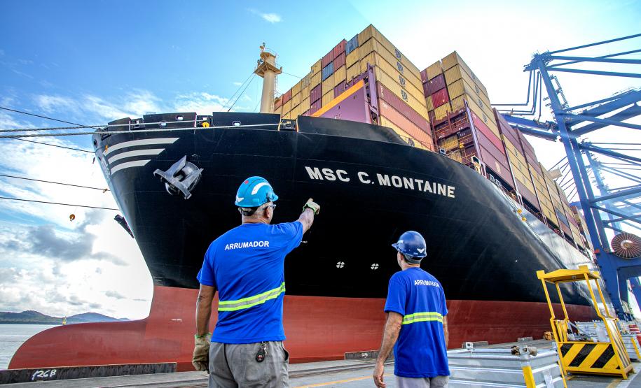 Porto de Paranaguá recebe maior navio da história do Paraná em capacidade