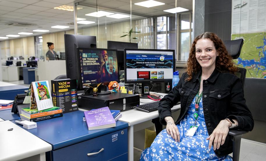 Estagiária da Portos do Paraná estreia como escritora e lança primeiro romance