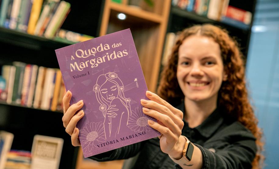 Estagiária da Portos do Paraná estreia como escritora e lança primeiro romance