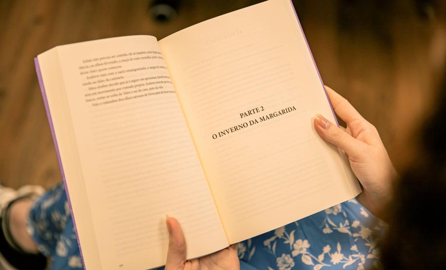 Estagiária da Portos do Paraná estreia como escritora e lança primeiro romance