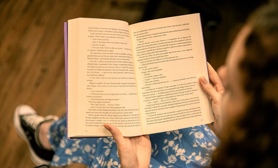 Estagiária da Portos do Paraná estreia como escritora e lança primeiro romance