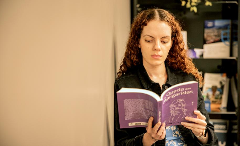 Estagiária da Portos do Paraná estreia como escritora e lança primeiro romance