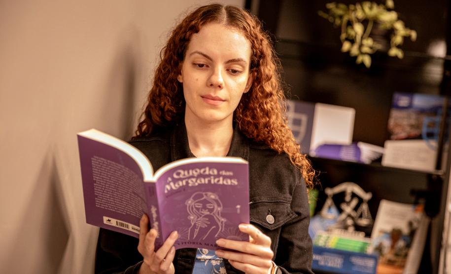 Estagiária da Portos do Paraná estreia como escritora e lança primeiro romance