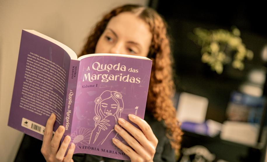 Estagiária da Portos do Paraná estreia como escritora e lança primeiro romance