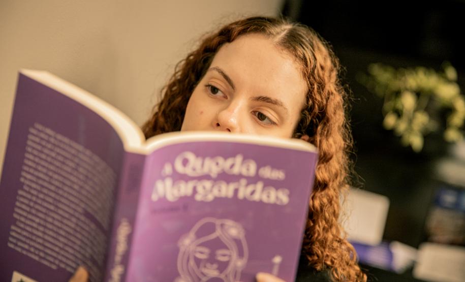 Estagiária da Portos do Paraná estreia como escritora e lança primeiro romance