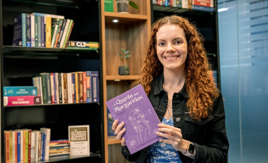 Estagiária da Portos do Paraná estreia como escritora e lança primeiro romance