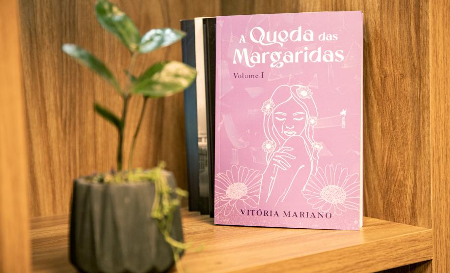 Estagiária da Portos do Paraná estreia como escritora e lança primeiro romance
