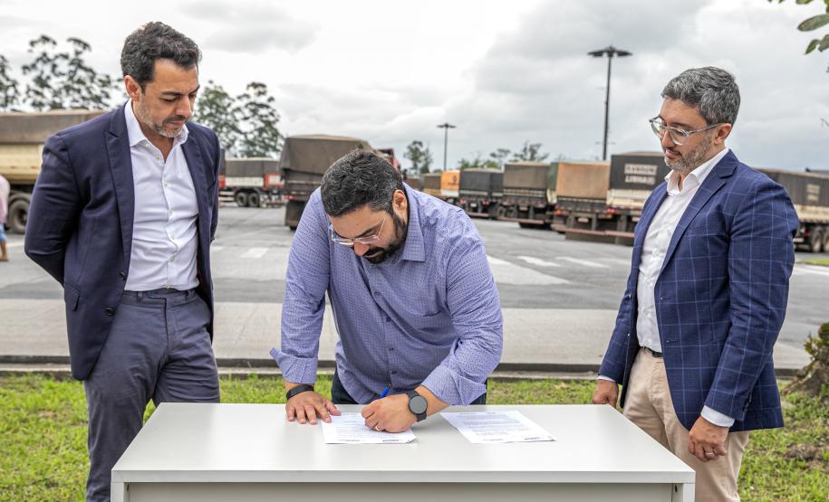 Portos do Paraná e de Santos assinam carta de intenções